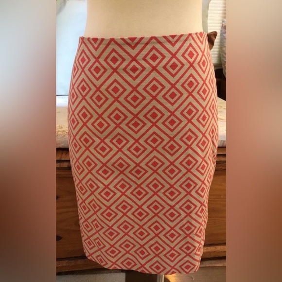 Ann Taylor Dresses & Skirts - Ann Taylor Pencil Skirt Size 10P Cream Red
Diamond Geometric Pattern Fully Lined